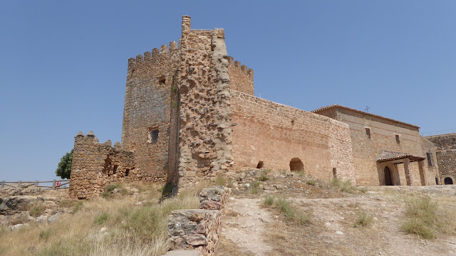 Patio de armas,  muralla y torre del homenaje  - Castillo de Peñarroya - Argamasilla de Alba