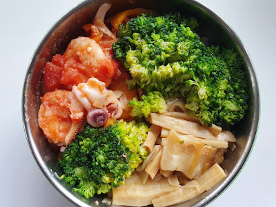 今日午餐：竹筍燉肉、蕃茄炒蝦、花枝、青花菜，2021.01.27