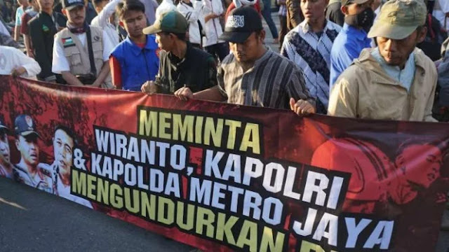 Massa Geruduk Polresta Solo Tuntut Wiranto dan Kapolri Mundur Massa Geruduk Polresta Solo Tuntut Wiranto dan Kapolri Mundur