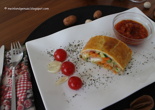 mein Land und Gartengenuss : Gemüsestrudel mit Tomatensauce