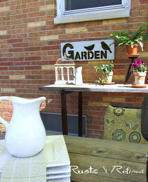 Summer decorating ideas on the patio with farmhouse decor or rustic touches