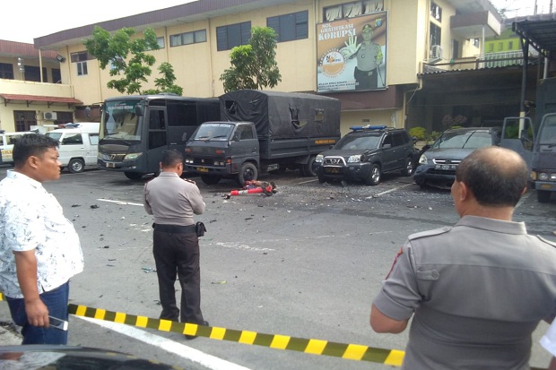 Polrestabes Medan Diserang Bom Bunuh diri Polrestabes Medan Diserang Bom Bunuh diri