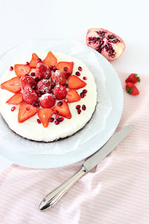 Cheesecake Coldcake Kuchen ohne Backen mit Erdbeeren und Granatapfel, bei kebo homing dem Südtiroler Food- und Lifestyleblog, Foodstyling und Fotografie