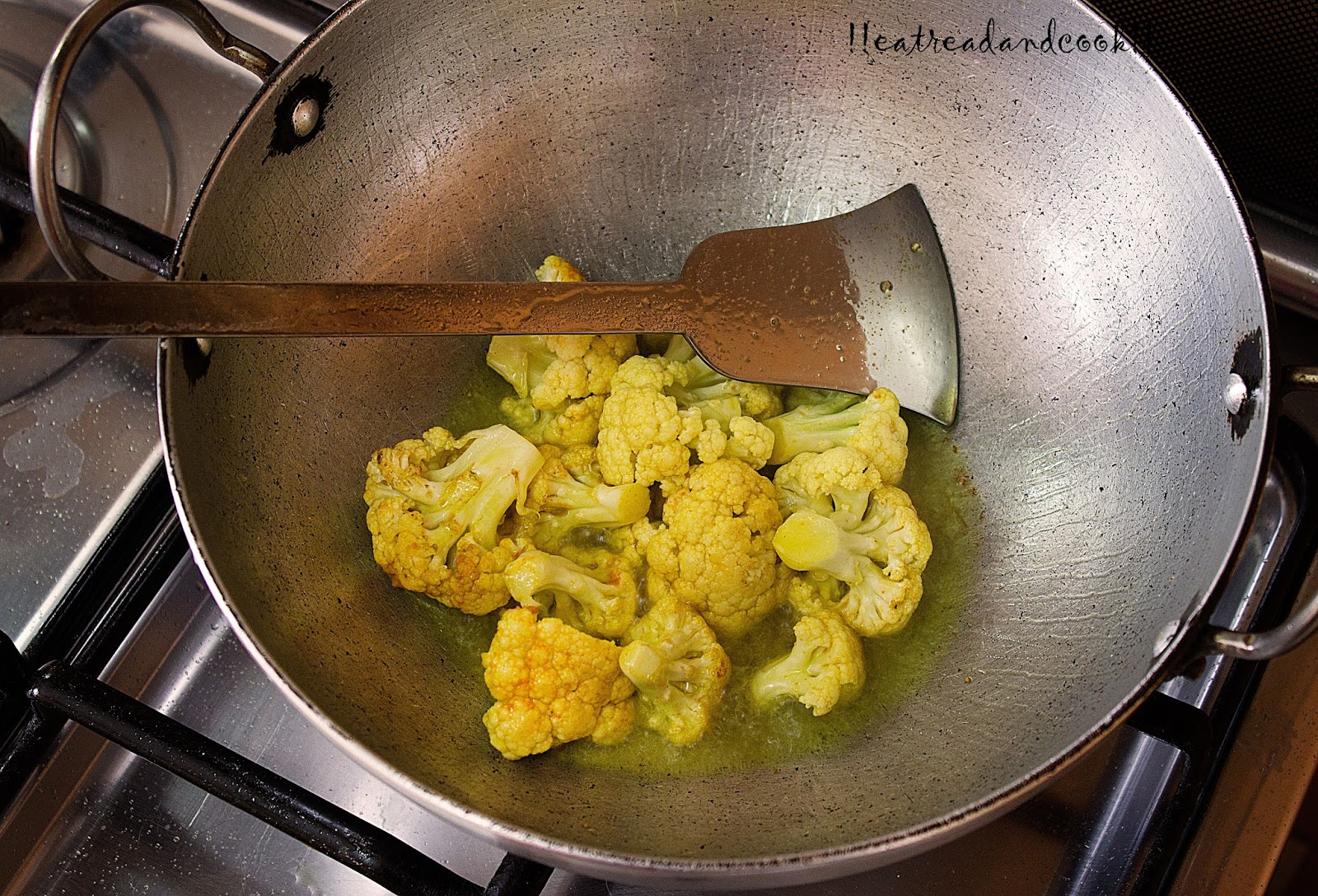 Fulkopi Chingrir Torkari / Bengali Style Cauliflower and Prawns Curry