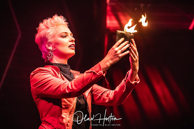 Sabine van Diemen dealing with hot money at Amsterdam Magic Show