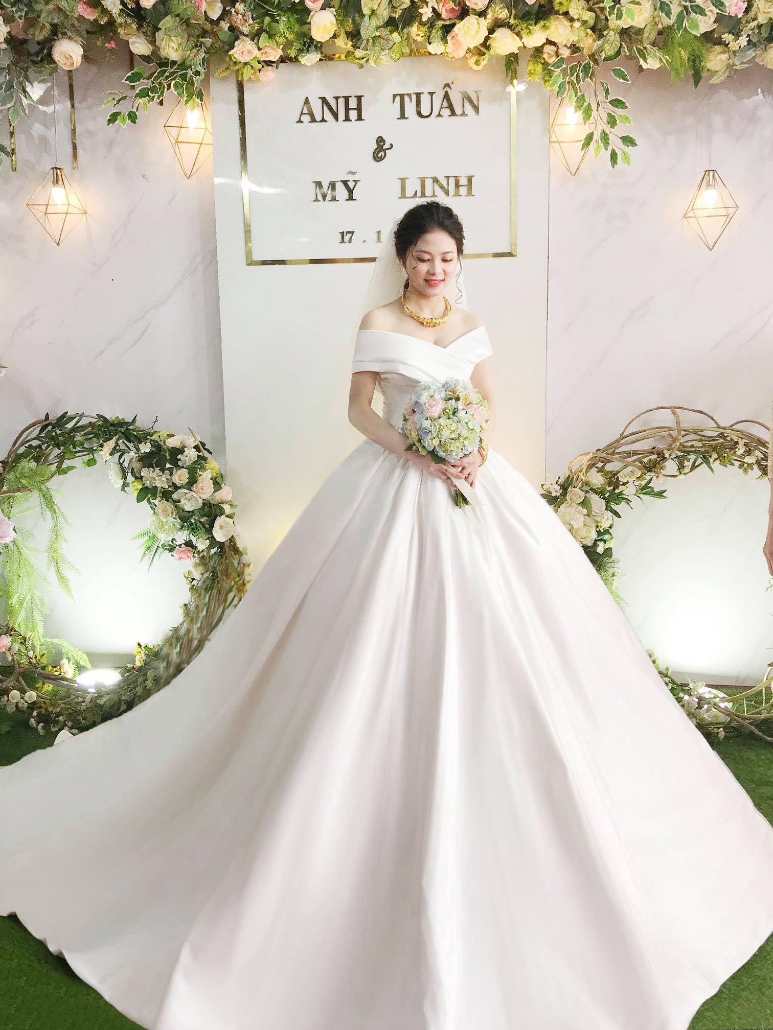 Váy cưới phi bóng kết hạt pha lê sáng  VC16  NiNiStore 2023