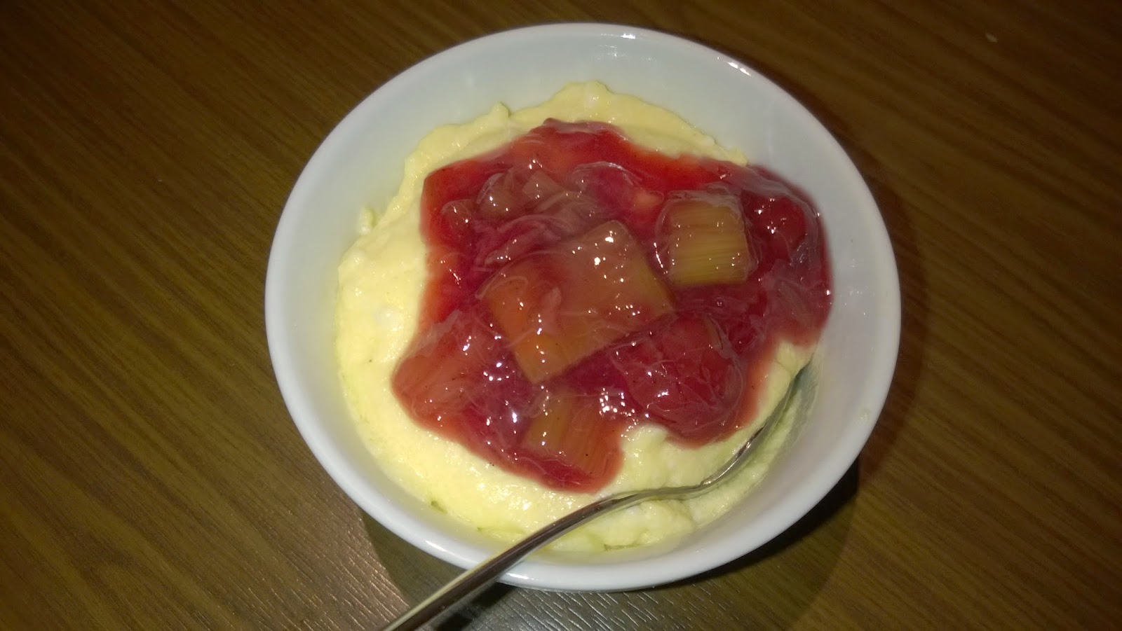 Luftiger Grießbrei mit Rhabarbar-Kirsch-Kompott Luftiger Grießbrei mit Rhabarbar-Kirsch-Kompott