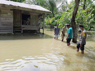 Bhabinkamtibmas Polsek Malangke Peduli Warganya Yang Terdampak Banjir