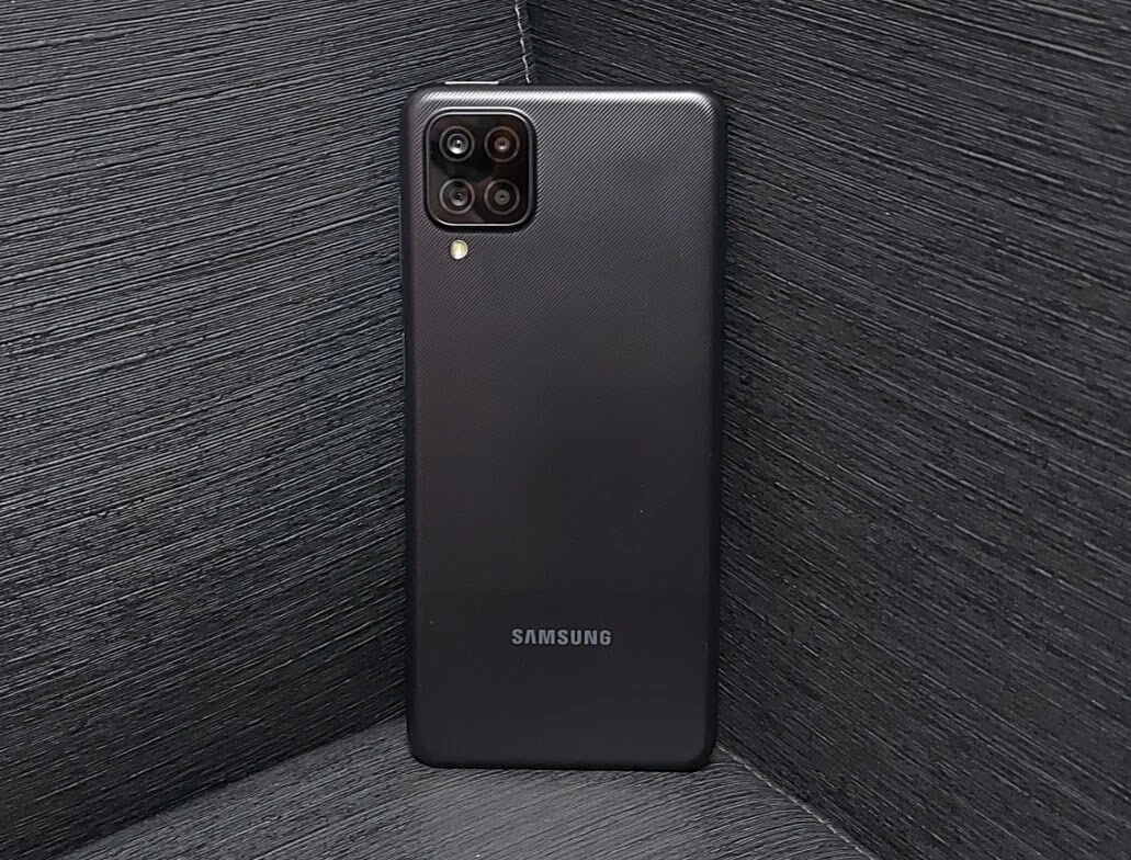 Samsung Galaxy A12 in Black