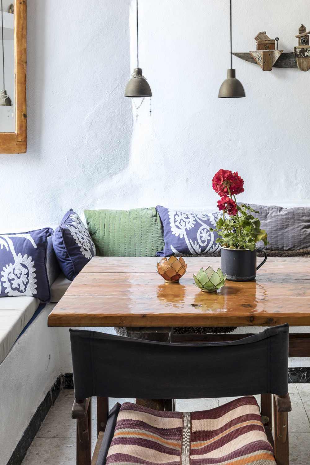 Canillas de Aceituno, Spain, holiday, rent, apartment, townhouse, rental, vacationhome, home, interior, spanish, style, interiorphotography, interior design, photographer, Frida Steiner, Visualaddict, visualaddictfrida, kitchen, dining, diningroom, diningtable, benches, pillows, colorful interior