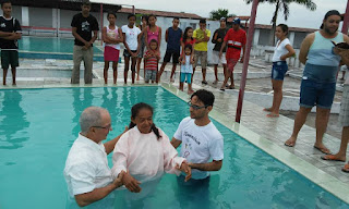 Igreja Vitória em Deus realiza batismo em águas