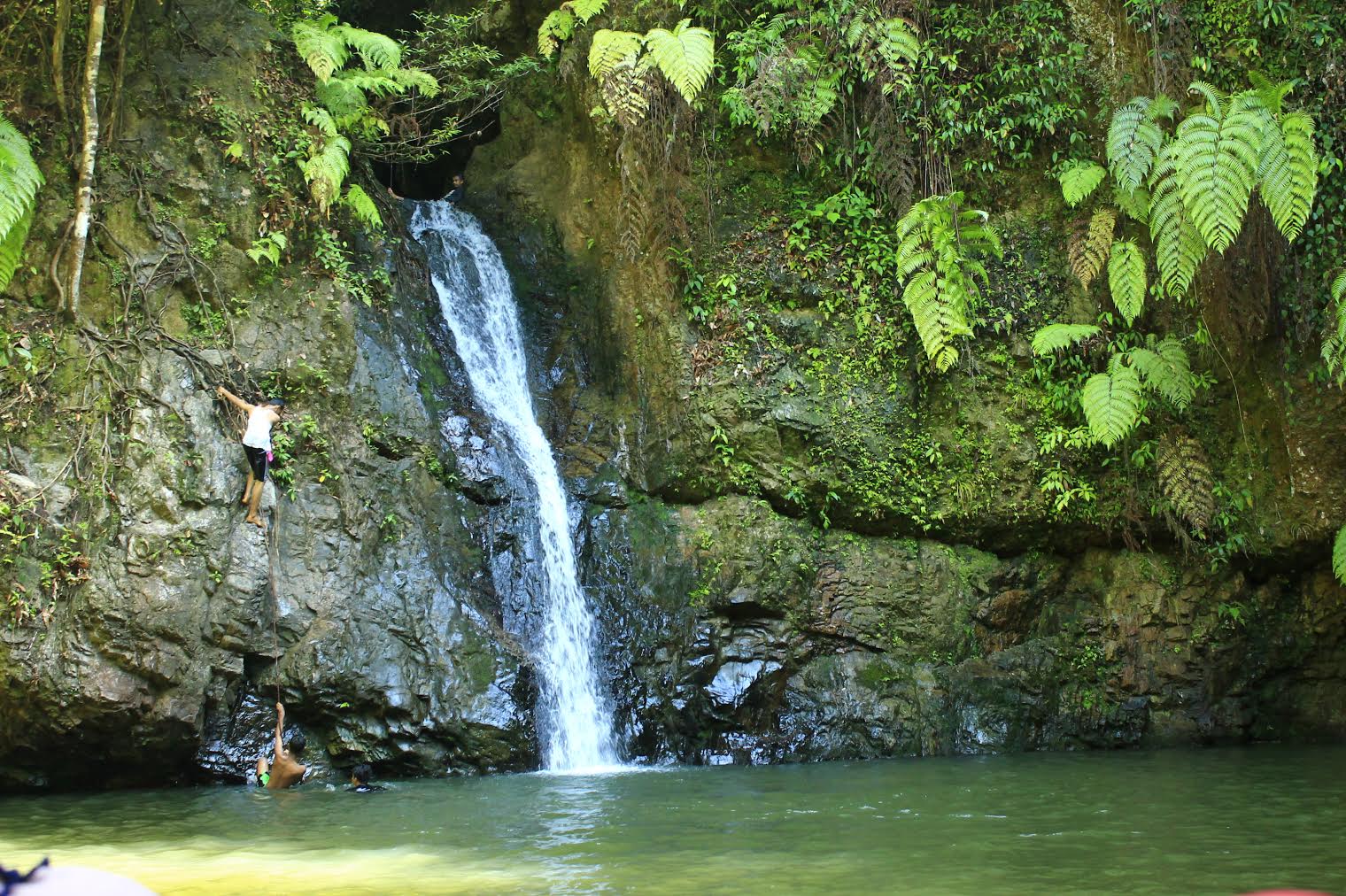 Menyusuri Keindahan Air Terjun Batu Dinding - Kelana Riau