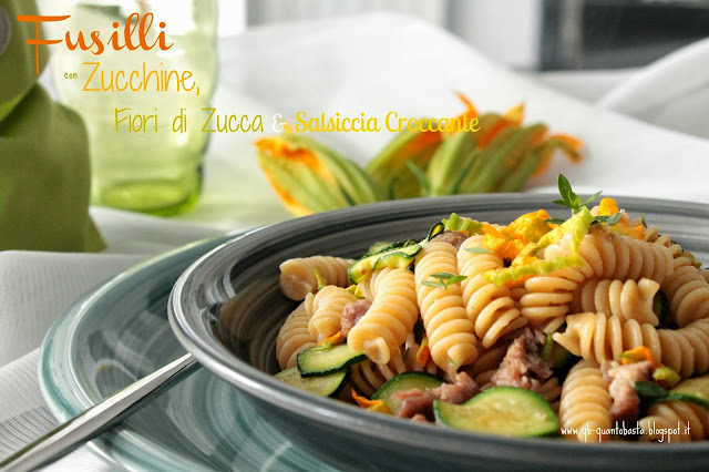 fusilli integrali con sugo di zucchine, fiori di zucca e salsiccia croccante