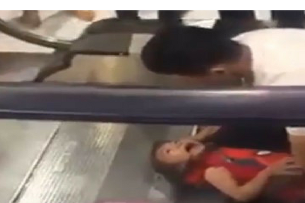 Menangis Tak Henti-Henti, Anak ini Terjepit di Eskalator. Lihat Videonya Menangis Tak Henti-Henti, Anak ini Terjepit di Eskalator. Lihat Videonya