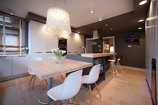 Marzua: Una cocina actual en tonos contemporáneos y madera de roble