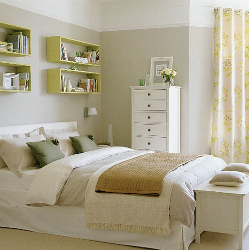 crisp bedroom design! The floating shelves are great to store books 