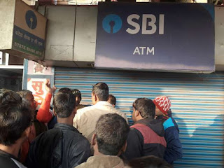 ATM में कैश डालने के दौरान हुई 45 लाख की लूट, अपराधियों ने गार्ड को मारी गोली ATM में कैश डालने के दौरान हुई 45 लाख की लूट, अपराधियों ने गार्ड को मारी गोली