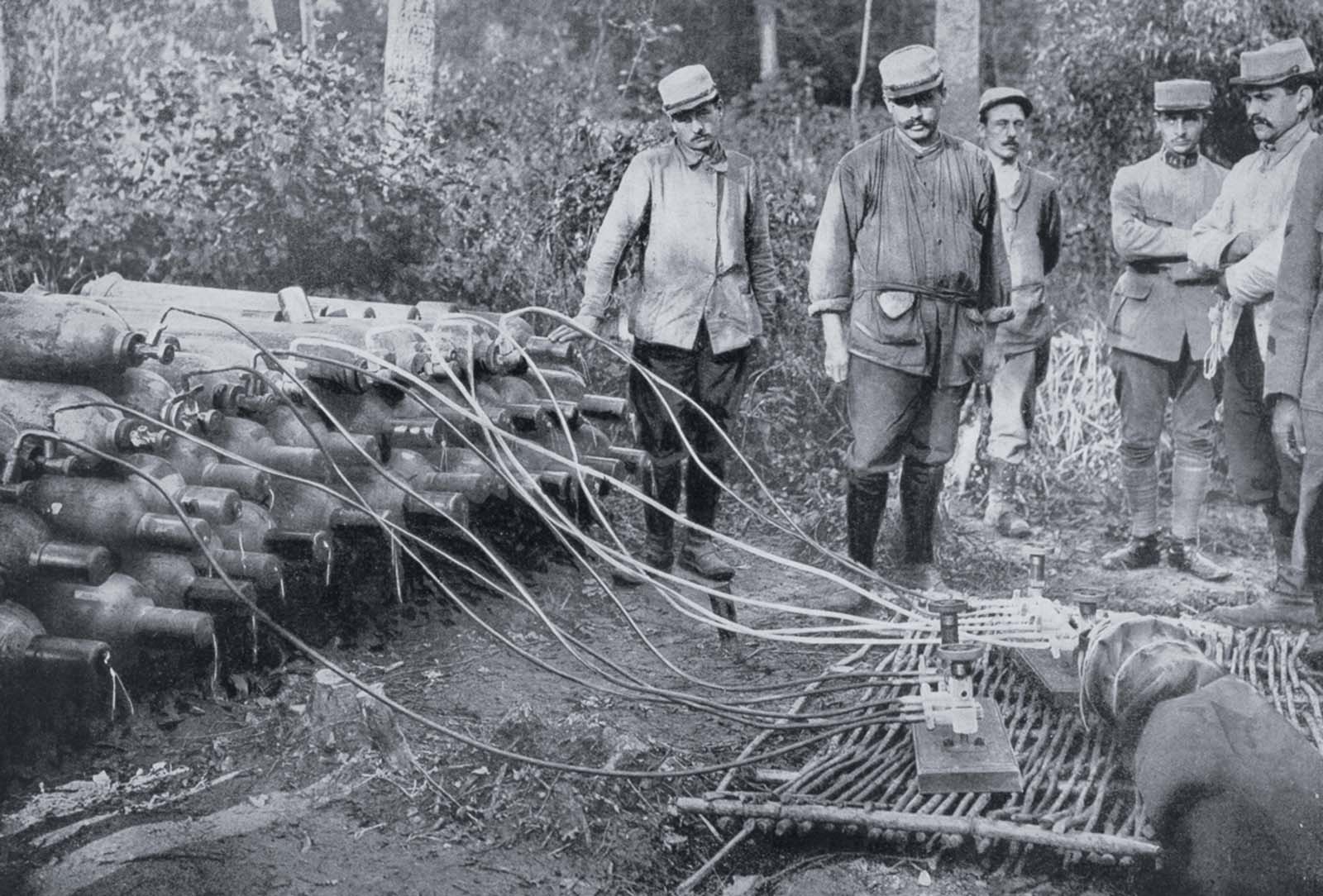 A hidrogénpalackokkal rendelkező francia katonák a megfigyelő léggömbök felfújásához használták.  1915.