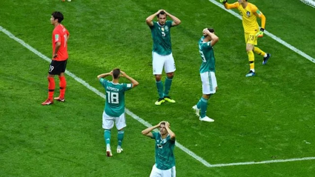 Jogadores alemães lamentam chance desperdiçada. A partida foi a revanche da semifinal da Copa de 2002, quando os sul-coreanos, donos da casa, foram eliminados pela Alemanha.