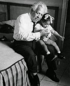 Nicol%C3%A1s+Guill%C3%A9n+con+su+hija+Raquel,+en+1967 - Poesia Online