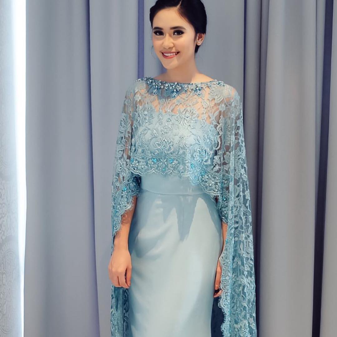 Kumpulan Model Inspirasi  Kebaya  Modern  Halaman 6