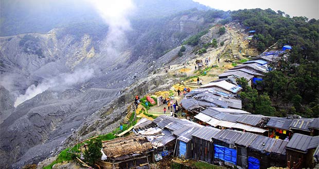 Gunung Tangkuban Perahu (Foto : novajourney.wordpress.com)