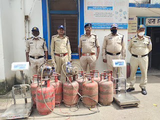 घरेलू गैस सिलेण्डर से आटो में  अवैध रूपसेगैस रिफिलंग करते हुए हुये  आरोपी की तलाश,  9 घरेलू एलपीजी सिलेण्डर, 2 तौल कांटा, 2 रिफ्लिंग मशीन जप्त श्रम वीर भारत न्यूज़ जबलपुर सिटी