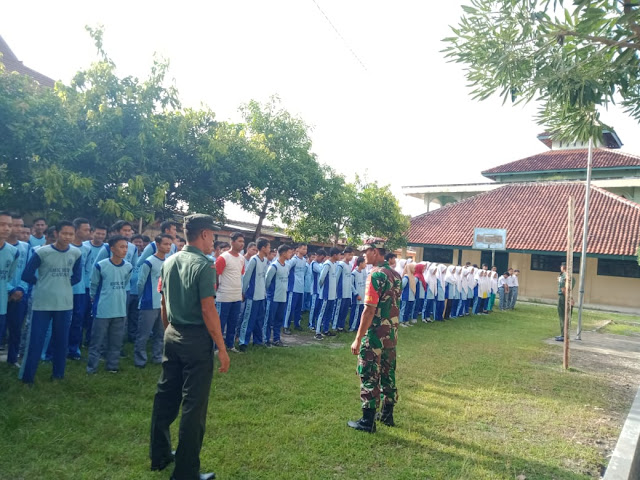 Tingkatkan Kedisiplinan  Babinsa Cawas Latih PBB Serta Wasbang di SMK Muhammadiyah Cawas