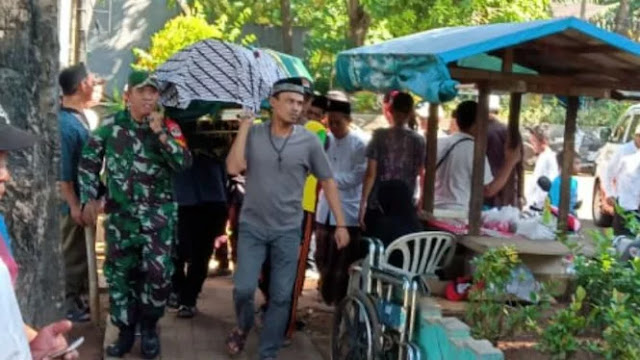 Bocah Korban Rusuh 22 Mei Dimakamkan, Ayahanda Terpukul Bocah Korban Rusuh 22 Mei Dimakamkan, Ayahanda Terpukul