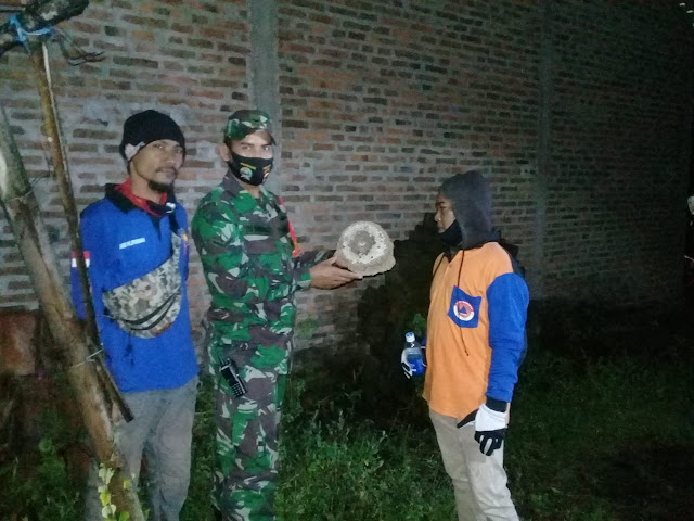 Babinsa Jatinom Bersama Relawan Musnahkan Sarang Tawon Vespa