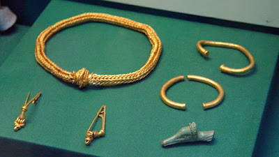 Редкий клад золотых ювелирных изделий эпохи железного века. Оценен в £350,000 тысяч фунтов стерлингов...