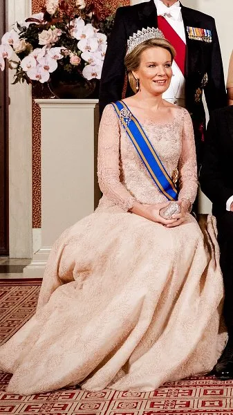 Queen Maxima wears the tiara Mellerio Rubies and wore Jan Taminiau Gown. Queen Mathilde wearing a new powder pink gown with long sleeves by Pierre Gauthier. Princess Beatrix wears Diamond Bandeau tiara. Jewelry Princess Margriet, Princess Laurentien wearing a dark brown dress Talbot Runhof.