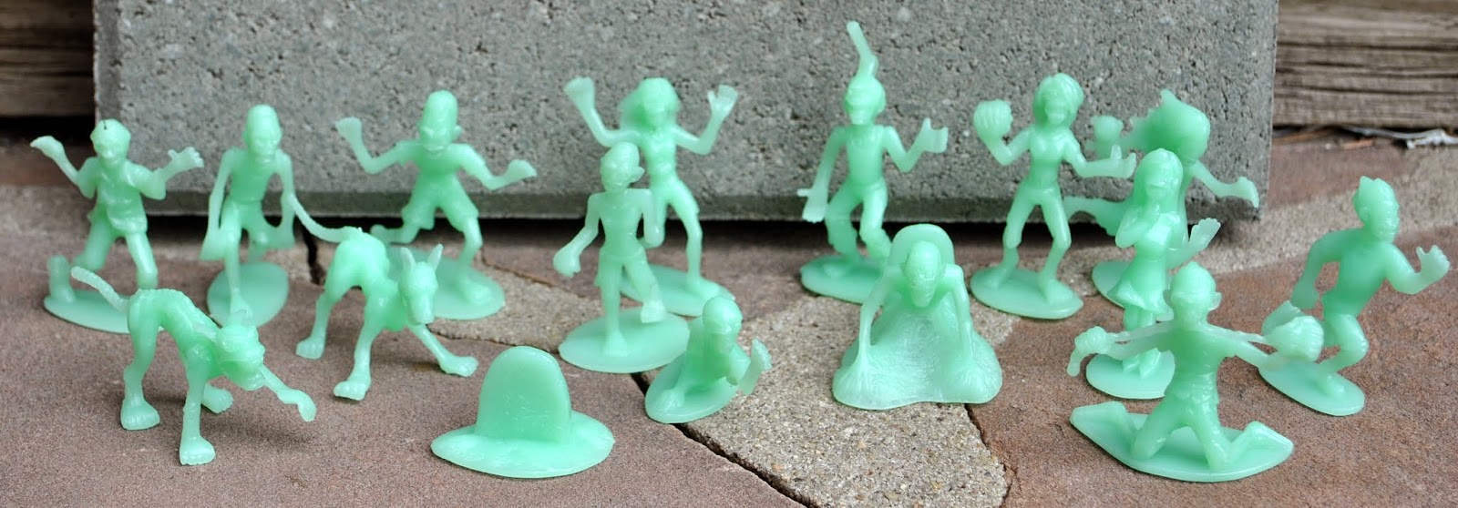 Fantasy Toy Soldiers SCS Direct Big Bucket of Zombies