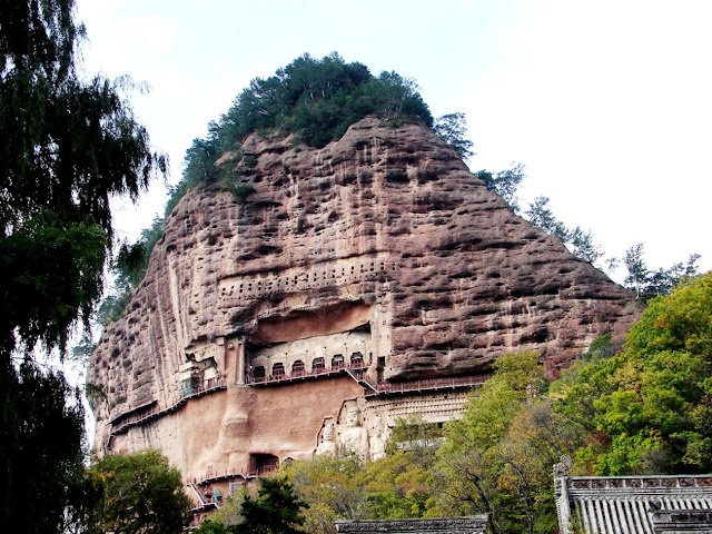 Гроты Мэйцзишань, буддийский храм-муравейник