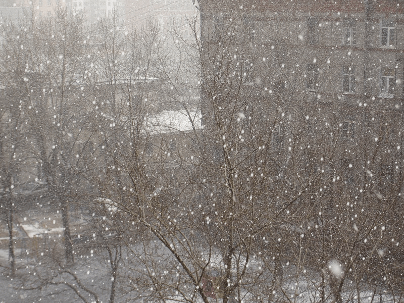 Падает снег за окном. Мокрый снег за окном. Первый снег за окном. Зимний дождь. Шум падающего снега