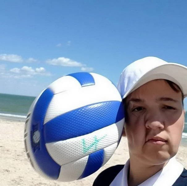 Witzige Urlaubsbilder vom Ball ins Gesicht getroffen