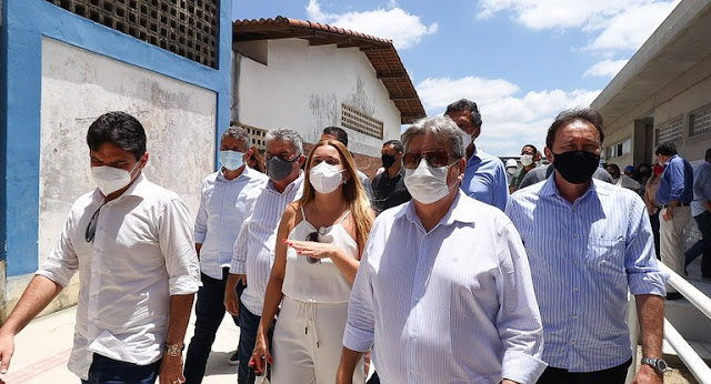 João Azevêdo inspeciona reformas, entrega obras da educação e acompanha programa Prato Cheio em Campina Grande João Azevêdo inspeciona reformas, entrega obras da educação e acompanha programa Prato Cheio em Campina Grande