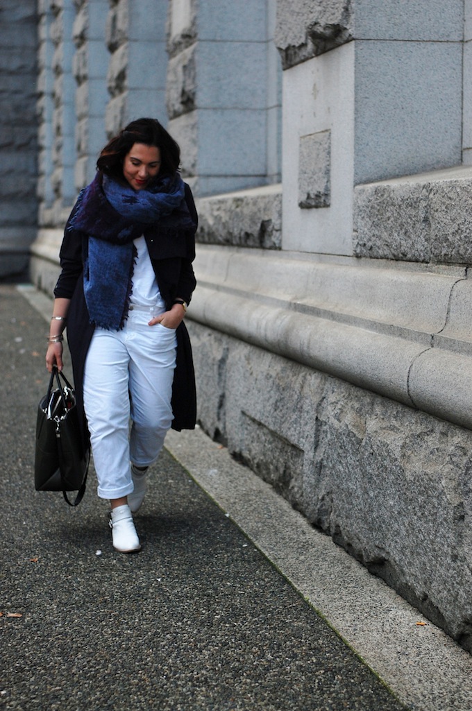 Aritzia blanket scarf outfit idea all-white look Vancouver fashion blogger