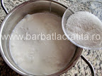 Panna cotta (budinca italieneasca) preparare reteta - amestecam frisca lichida cu zahar