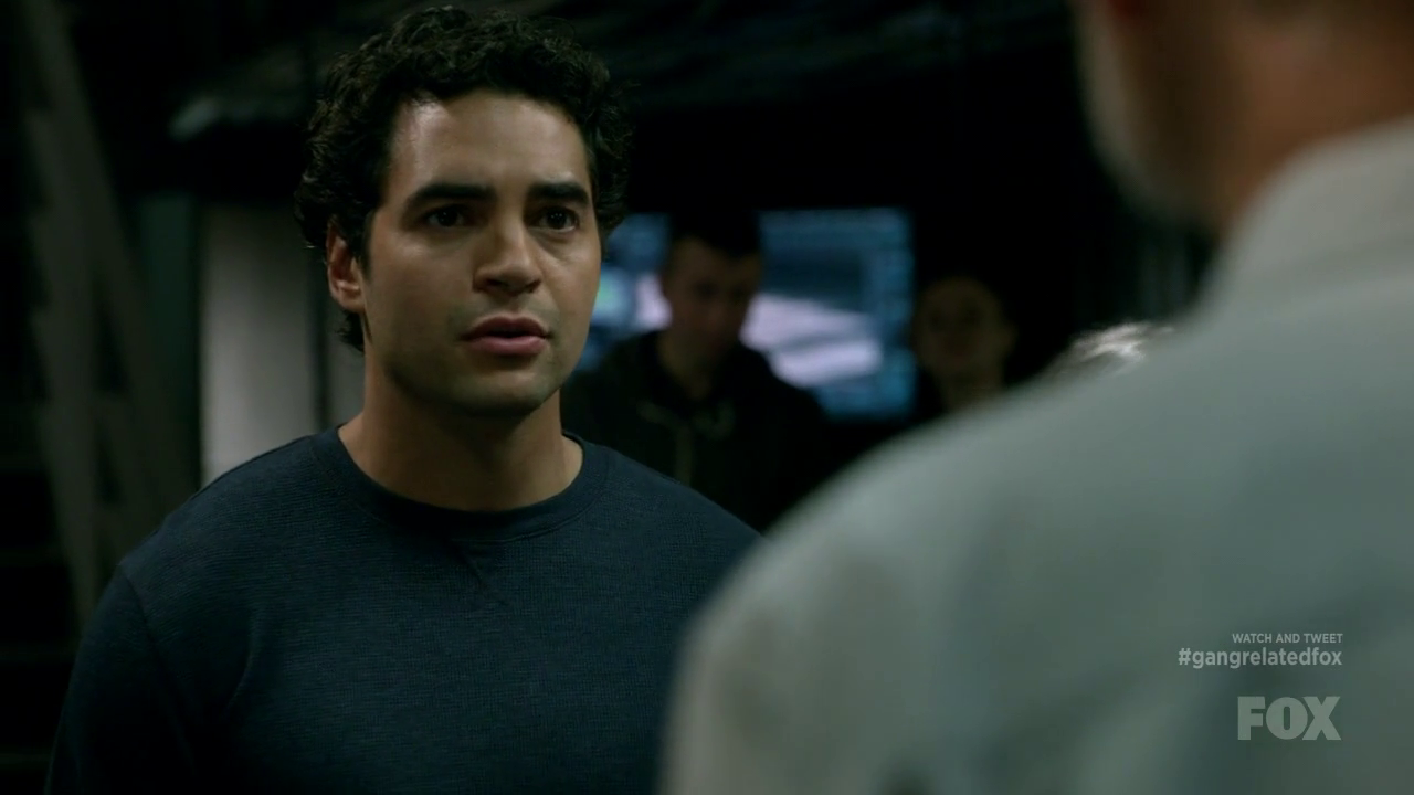 ausCAPS: Cliff Curtis shirtless in Gang Related 1-11 &ldquo;La Luz Verde&rdquo;