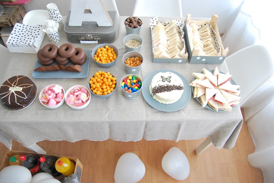 mesa de cumple en gris y blanco