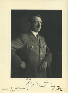 http://1.bp.blogspot.com/-s-y4bijNTrU/UcrFqQx9_cI/AAAAAAAAACk/RaTJrNpgdWg/s320/Hitler_masonic_sing_1935_Heinrich_Hoffmann_photo.jpg