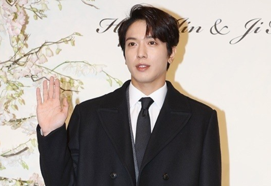 CNBlue Yonghwa completes his army service to the cheers of 1,000 fans