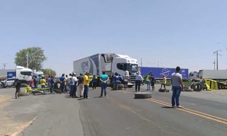 Caminhoneiros bloqueiam rodovias em 3 estados