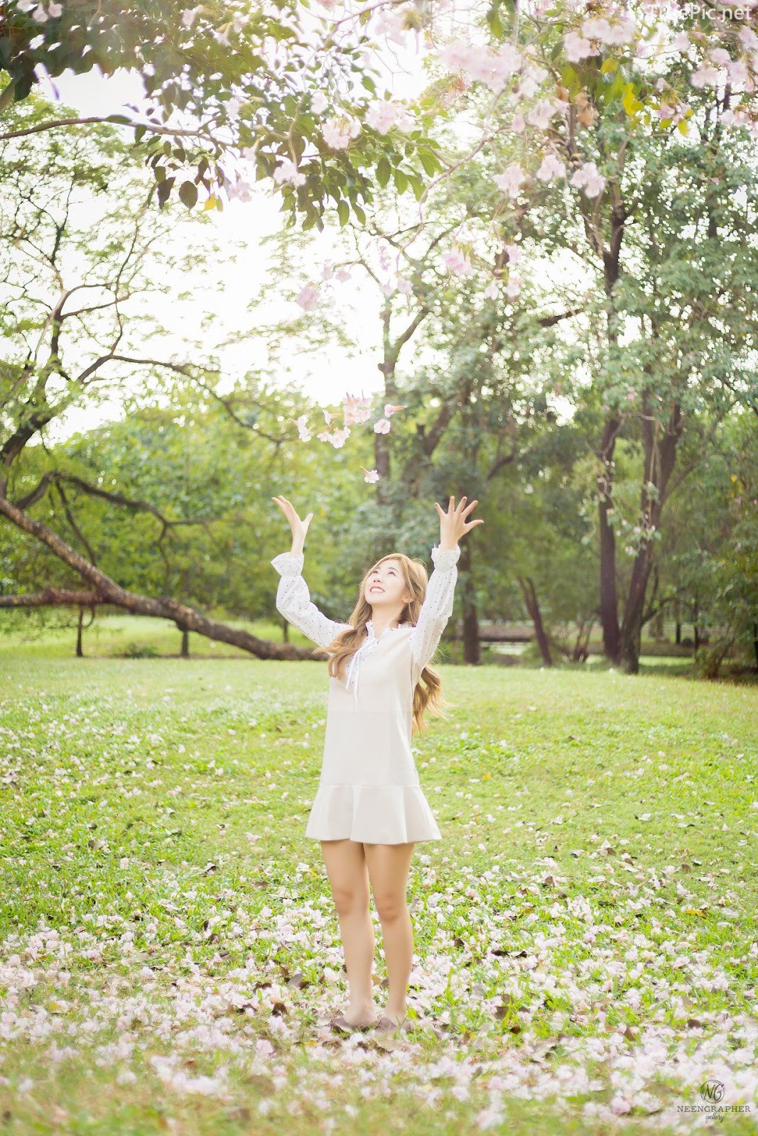 Thailand cute model Nilawan Iamchuasawad - Beautiful girl in the flower field - Photo by จิตรทิวัส จั่นระยับ - Picture 41