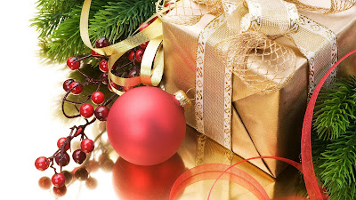 Cadeau, hulst en bal onder de kerstboom