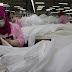 La fabbrica di tessile cambia profilo in Turchia, produce indumenti protettivi a causa del coronavirus