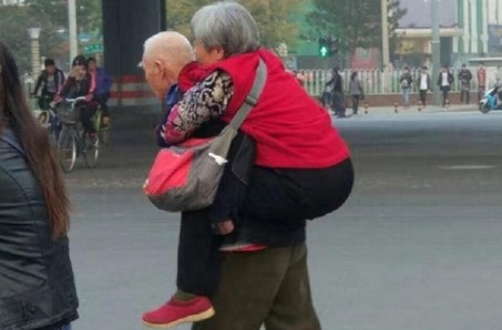 Bukti Tanda Cinta, Kakek Ini Menggendong Istrinya Ketika Menyebrang Jalan Bukti Tanda Cinta, Kakek Ini Menggendong Istrinya Ketika Menyebrang Jalan