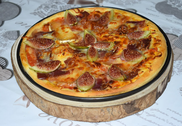 Pizza con jamón ibérico, queso de cabra y higos