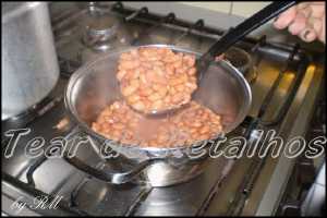 Refogar o feijão com os temperos e esmagar alguns grãos com a concha para tornar o caldo mais suculento